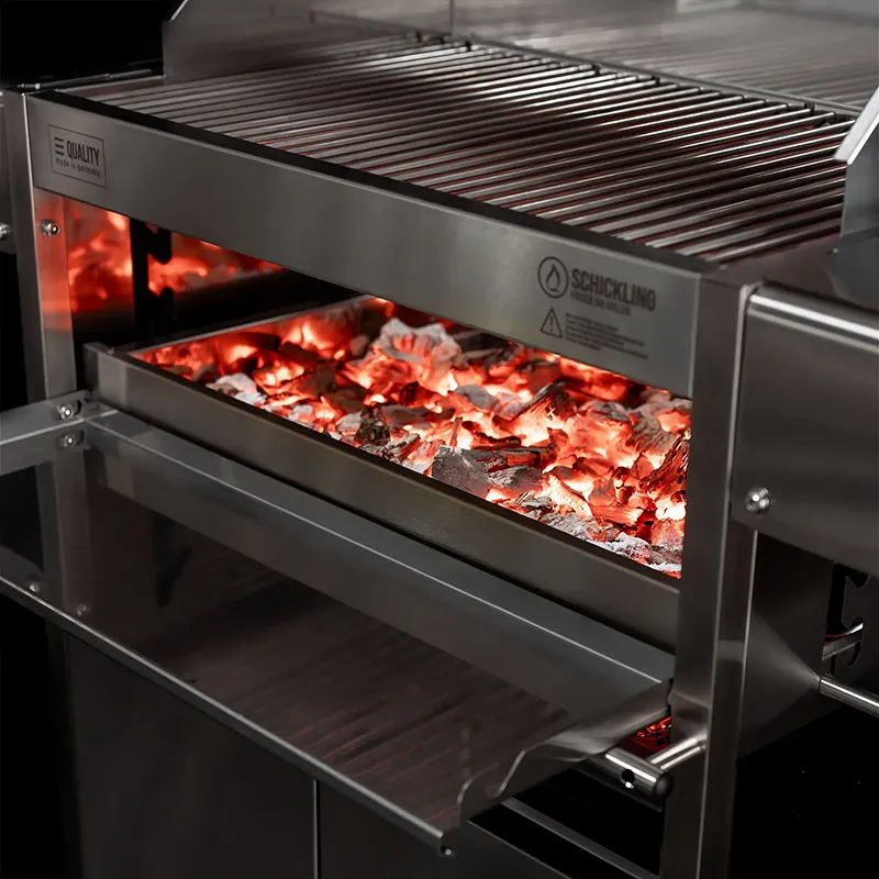 Nachfüllklappe erlaubt Bestückung auch während des Grillens.