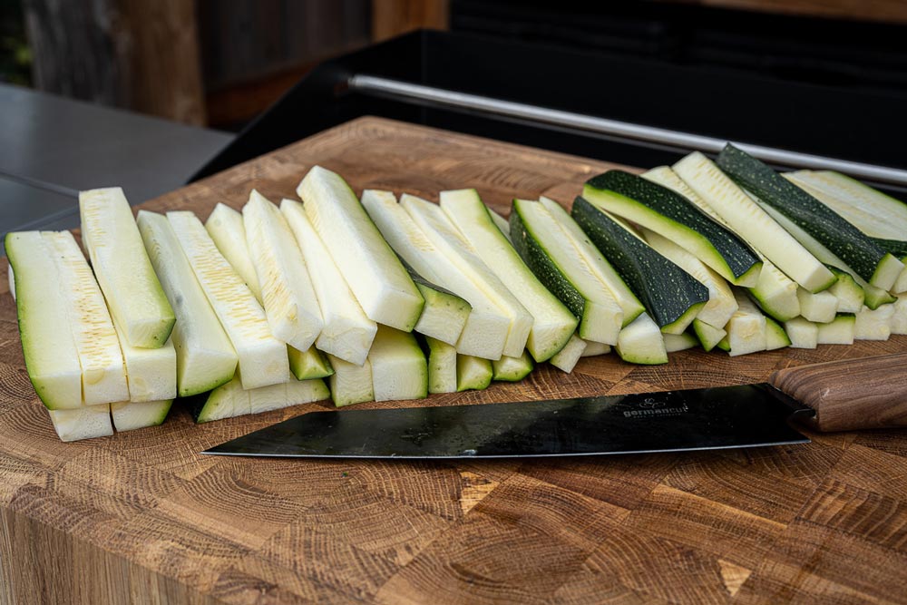 Je nach Größe der Zucchini(s) erhält man eine so große Menge Stifte,
dass eventuell in 2 Durchgängen gegrillt werden muss.