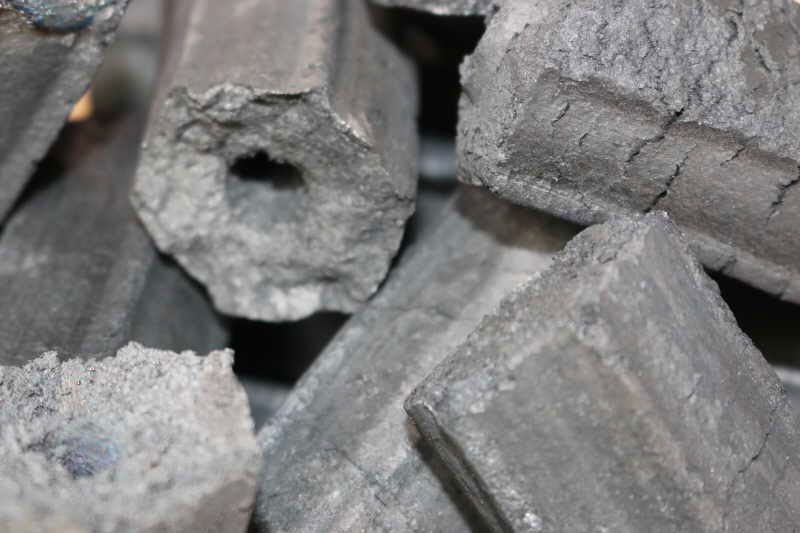 Hergestellt aus hochwertigen Naturhölzern wie Eiche, Buche und weiteren Harthölzern Hergestellt aus hochwertigen Naturhölzern wie Eiche, Buche und weiteren Harthölzern